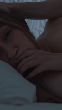 Stiefmoeder deelt niet, behalve 's nachts bed, maar kwam stiefzoet en neukte haar hard totdat ze klaarkwam op haar gezicht