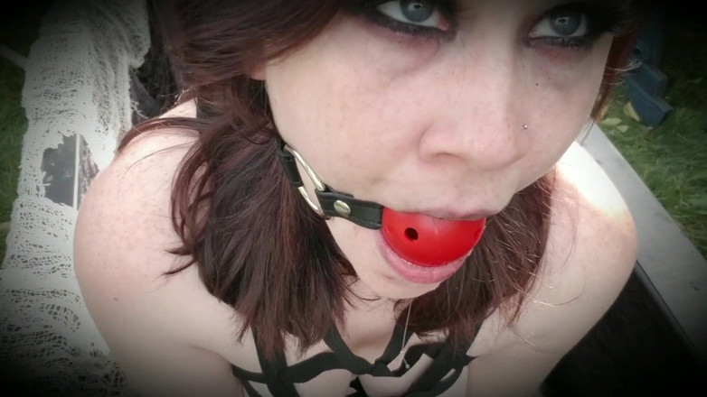 Kayci Kitten: Masturbare cu căluș cu bilă vampir