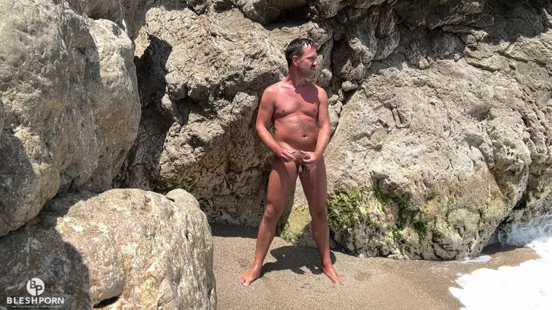 bleshporn: Tim Blesh visite la plage de Sitges pour la première...