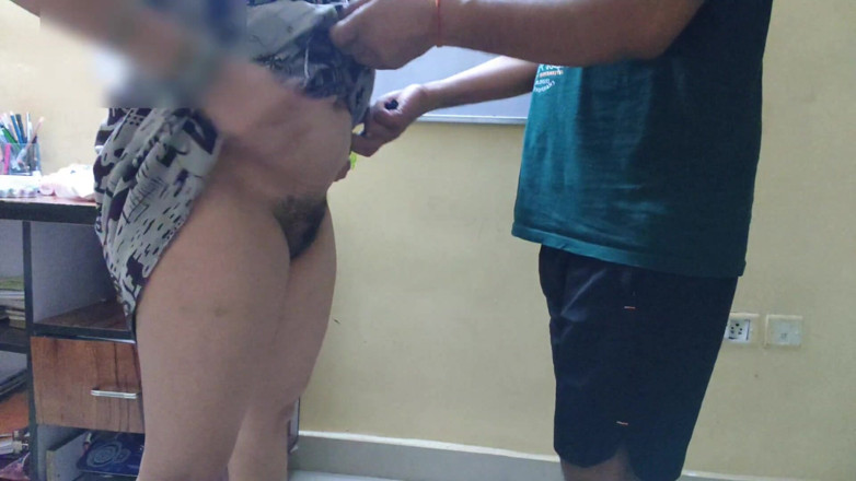 Sexy baby girl: Biologie Je Praktickým Studentem Karaya, Který Chodí