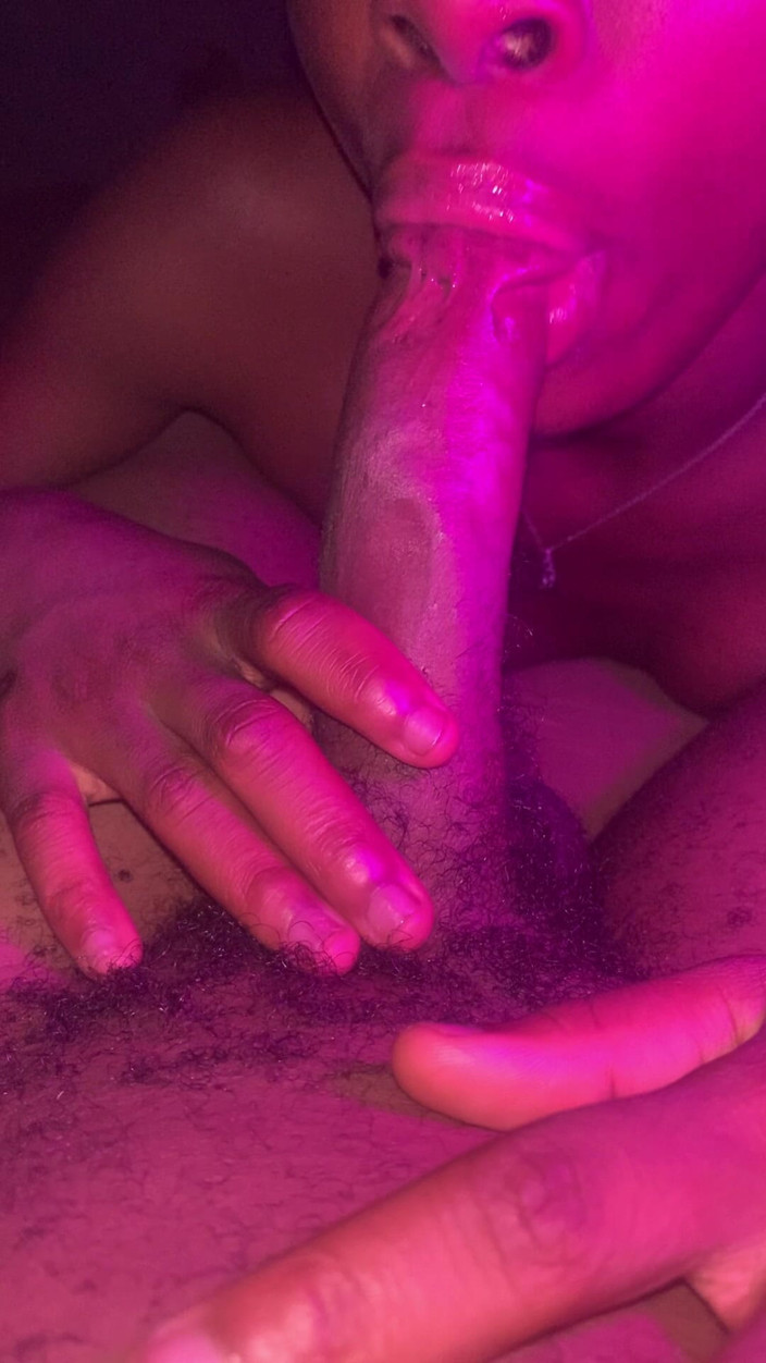 DivaHouz: Zavírání prstu v hlavě v sexy růžovém osvětlení od Nadržená...