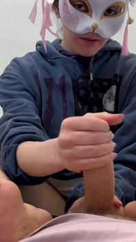 Honí mu, zatímco předvádím moje krásné malé nohy