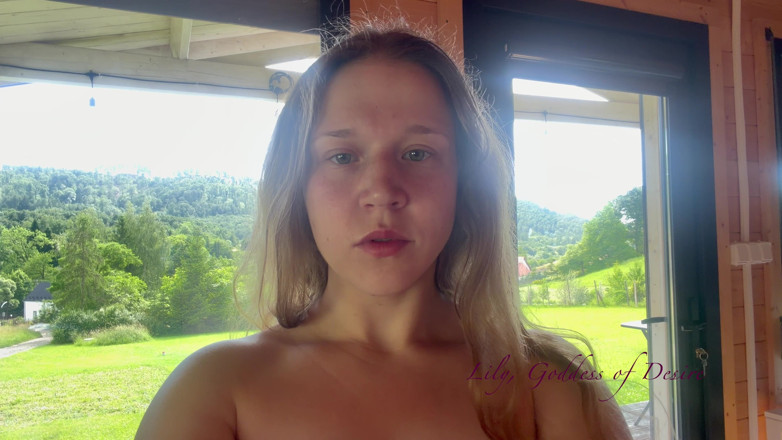 Lily, Goddess of Desire: Ragazza succhia il dildo con tanta saliva
