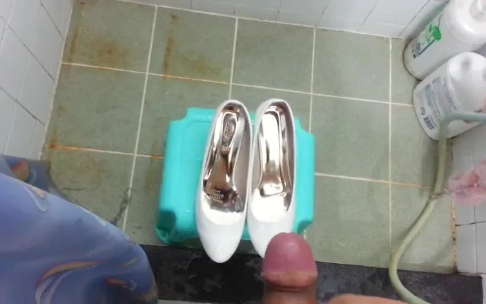 Kit19881127: White Patent Pumps Cumming