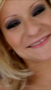 Bruneta a blonďaté děvky tvrdě ošukané až do výstřiku