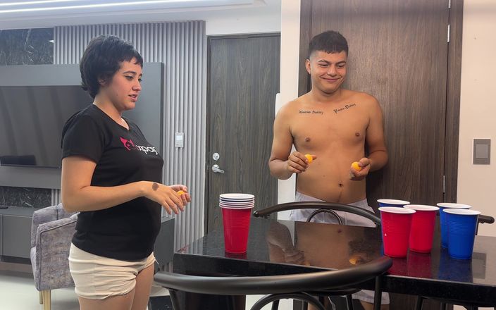 ManuelaAlvarez: 내 섹시한 빨간 머리 의붓 여동생이 집에서 지루하다는 것을 알기 때문에 더러운 상태로 컵 세트를 제안한다.