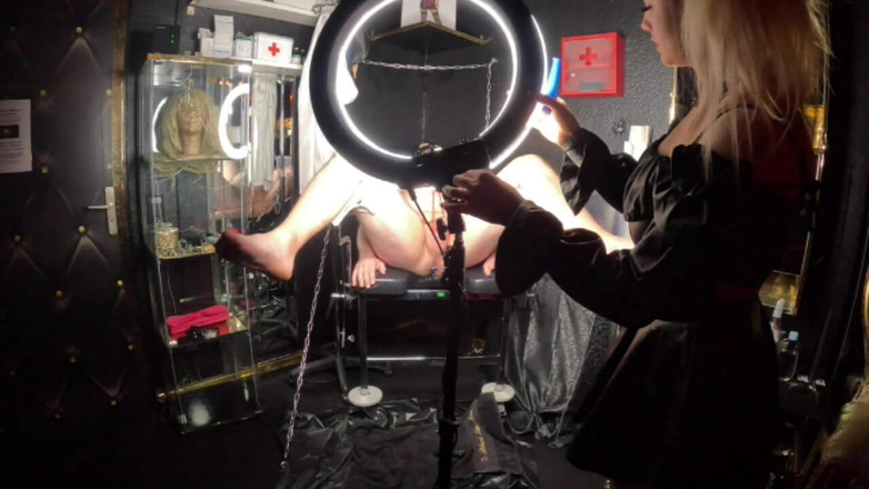 Queen_of_BDSM: La cera della candela renderà le vostre uova incandescente!