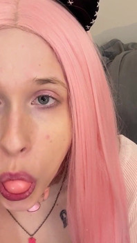 Bratty Bubblegum Puta Soplando Burbujas