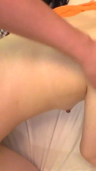 Část 2 Creampie s vysokým profilem, chlupatá kavárna dívka! Peníze připoután a mít sex s velkým zákazníkem!