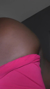Roze panty zwarte slet neemt een grote pik en een enorme creampie