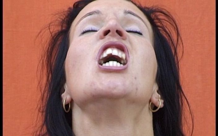 YOUR FIRST PORN: Брюнетка Anette Fickt Sich Selbst - брюнетка Anette трахает себя