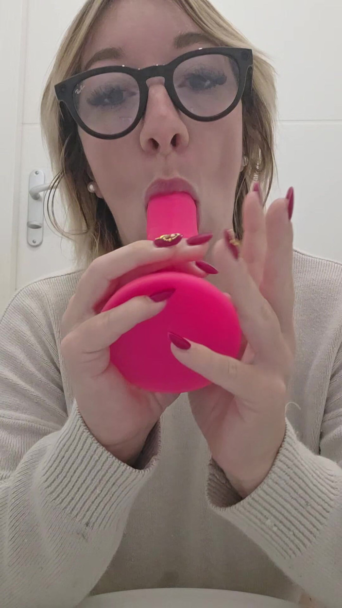 GIULIANA_OFFICIEL: 작은 프랑스인 이것은 욕실과 메가 물총에서 기분이 좋습니다