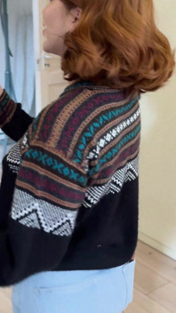 Marina Gold在市中心散步