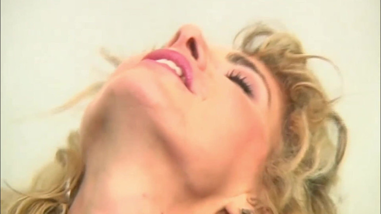 Inthe MILF room: Hete Italiaanse milf neemt een grote pik in de kont