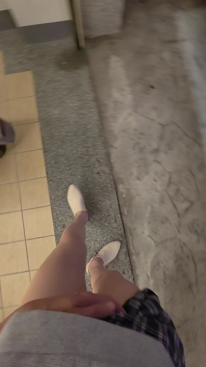 Taiwancdgirl: Majtki w garażu motelu