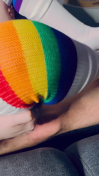 Saya sockjob abang tiri saya dengan stokin panjang