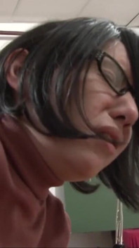Ragazza sexy si fa sfondare il suo stretto buco del culo dalla scrivania dal suo compagno di classe