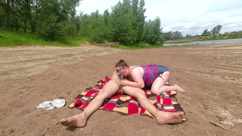 Angel_kisa: J'étais allongée sur la plage, un inconnu est venu me...