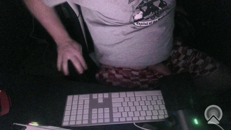 Respawn Daddy: Нічна мастурбація дражнить за моїм комп'ютером з веб-камерою і вночі готовий до дії