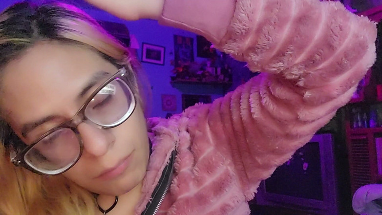 Crystal Phoenix: Sissy indossa una collana sessuale in chiesa Asmr