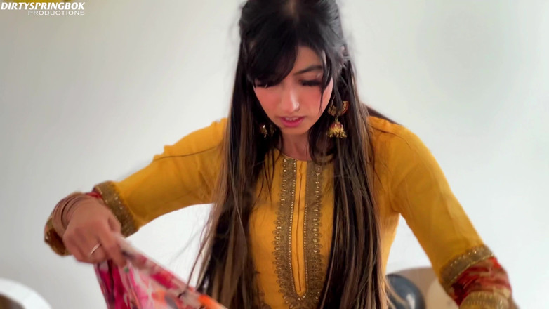 Aaliyah Yasin: Aaliyah Yasin se pone cachonda mientras espera a sus invitados
