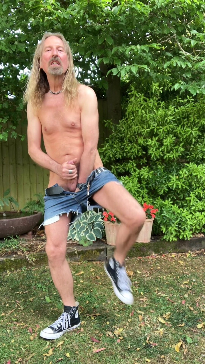 Longhairdude: Longhairdude in tagli corti e converse si masturba in giardino