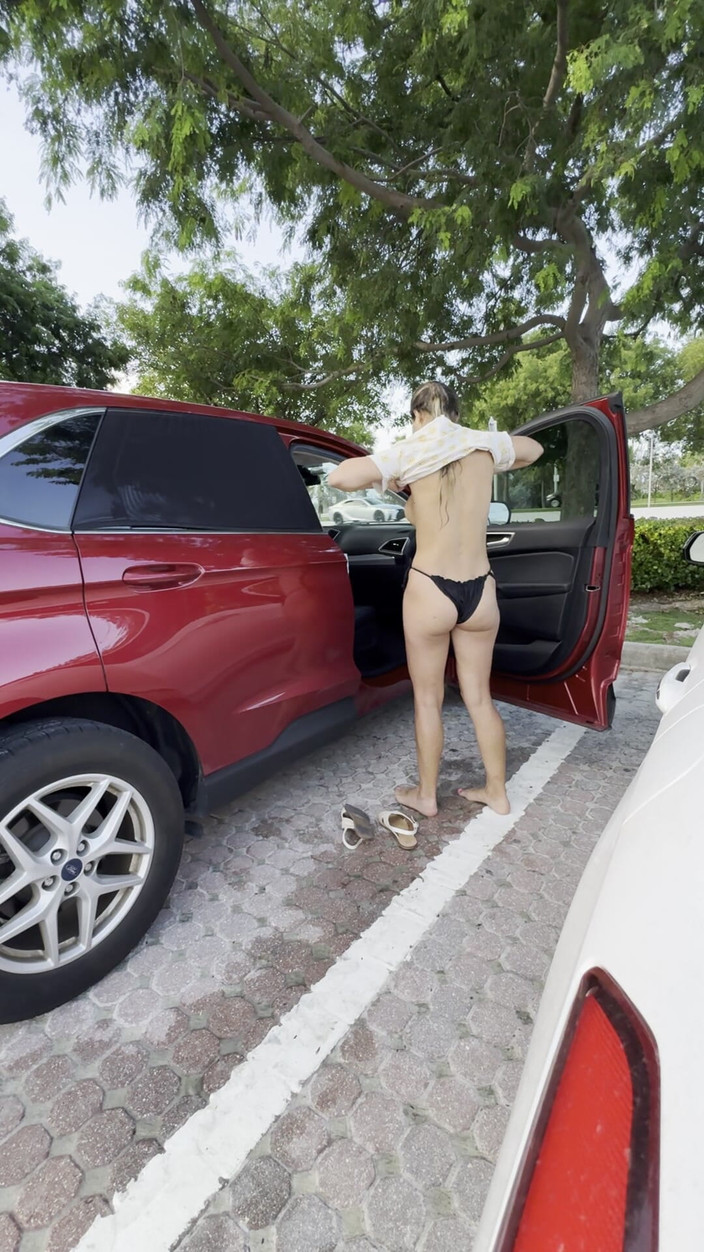 Sweet Buttocks: Parkeerplaats strip voordat de zon toeslaat