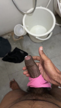 의붓아들 팬티를 입고 두꺼운 흑인 대물 자지 흔들기
