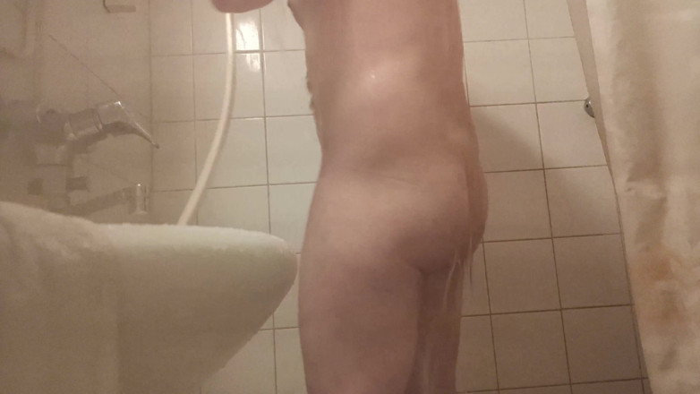 Uhri: I wash my uncut cock