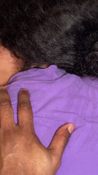 Eu pedi ao namorado do meu meio-irmão uma massagem, mas ele acabou me dando uma gozada interna