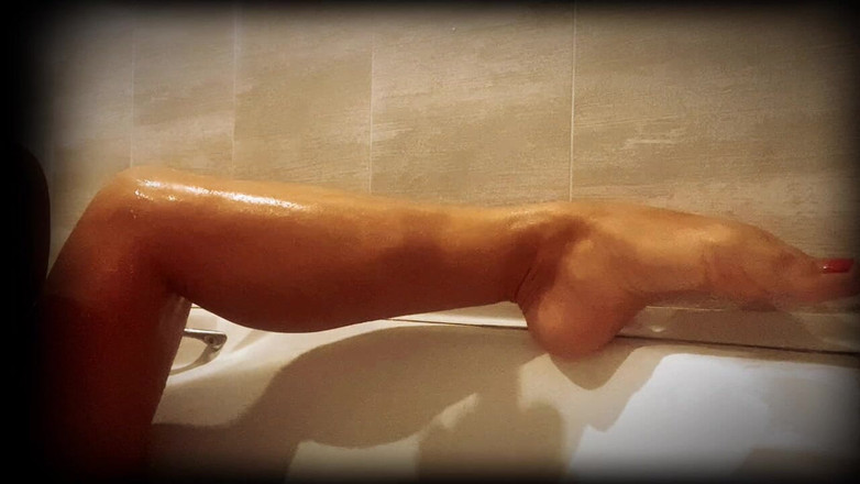 Mary Di: Regardez-moi me raser les jambes dans la baignoire - édition MILF