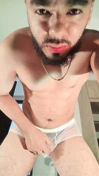 İç çamaşırlı adam İspanyolca edepsizce konuşuyor