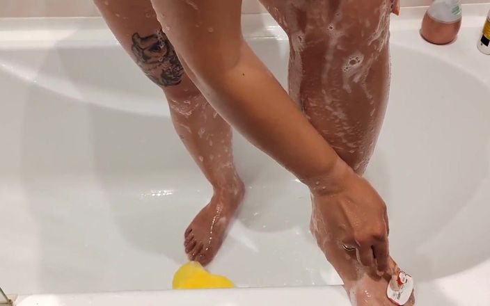 Emma Alex: Hadi benimle duşta ve sik beni fışkırtarak orgazm olana kadar...