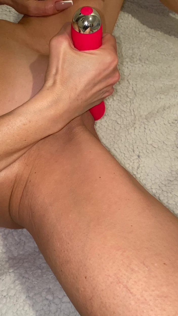 Nofaceblonde: Masturbation einer schönen blondine mit orgasmus und stöhnen
