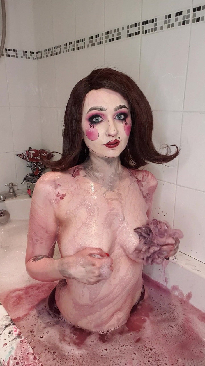 Em Yang: Mad Moxxi Odstranění nepořádné barvy na tělo