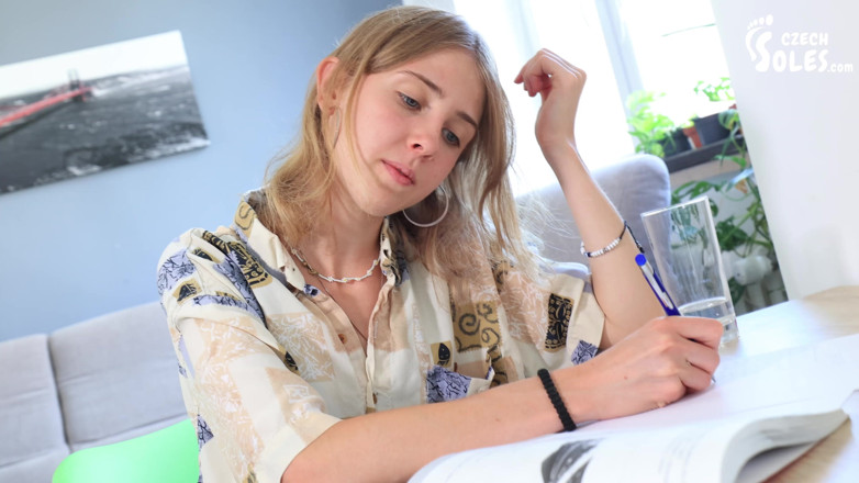 Czech Soles - foot fetish content: Pés nus da meia-irmã provocando você durante o estudo