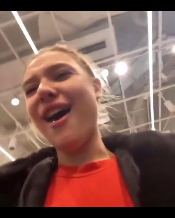 JuiceLussie: 자지를 빨고 핑거링하는 핫한 밀프