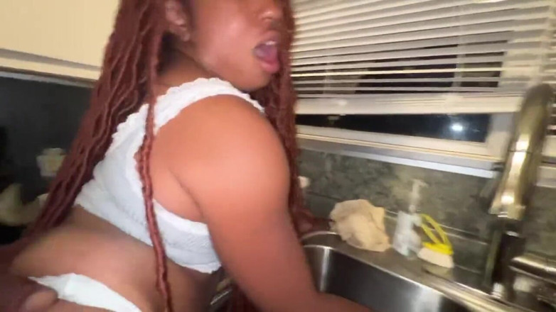 Fijii pornbox: Babá anal fodendo na cozinha anal queen