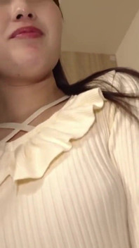 Když mě moje tchyně přistihla v sexy červeném prádle, nemohla jsem odolat poslednímu tajemství a nezapomenutelnému dobrodružství
