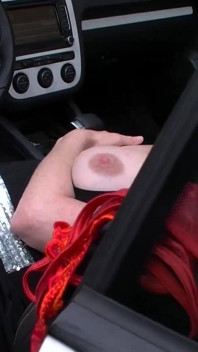 Ramming blonde mature in the car