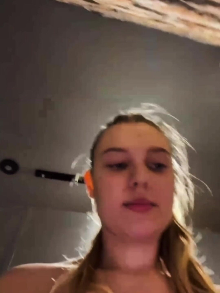 JuiceLussie: Squirting. Riesiger analplug in engem arsch