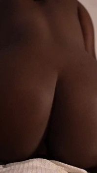 Cewek semok kulit hitam ini lagi asik ngentot kontol sampai mengerang keenakan
