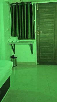 Indická bhabhi šuká zloděje před svým manželem v hindštině