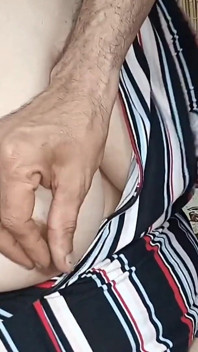 Büyük memeli Hintli tombul seksi netu ateşli büyük memeli Hintli kocanın büyük yarağı tarafından sikiliyor