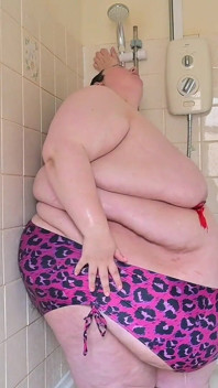 Gorda diosa del vientre en la ducha de las tasas