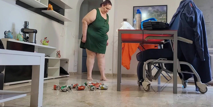 CoolMarina: Coolmarina. Fetish naksir dengan foot crush cans