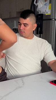 Мій збочений зведений брат не перестане фліртувати з моєю дівчиною