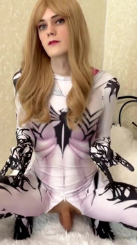 Gwen Spidergirl Fucks with Dildo