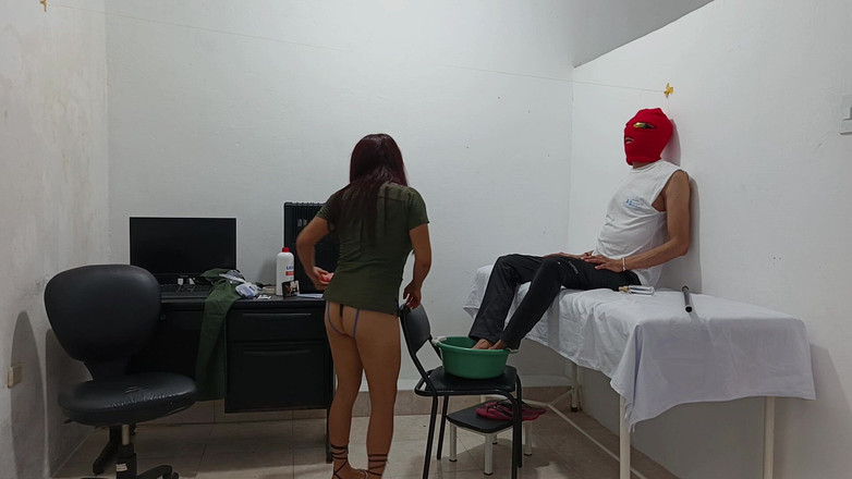 NEGRITA SEXY: L'infermiera tratta un cliente speciale mentre si masturba nello studio...
