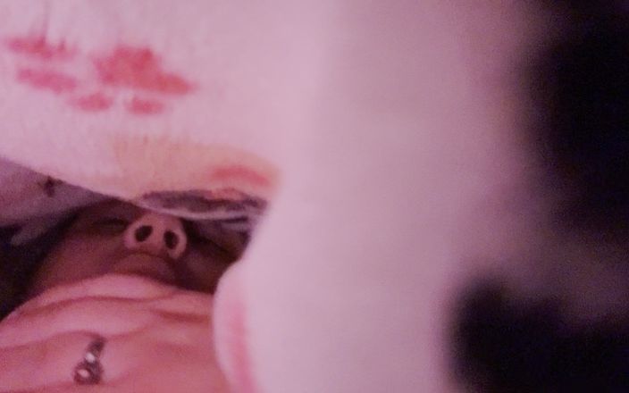Wettyy: Leker med mina naturliga bröst